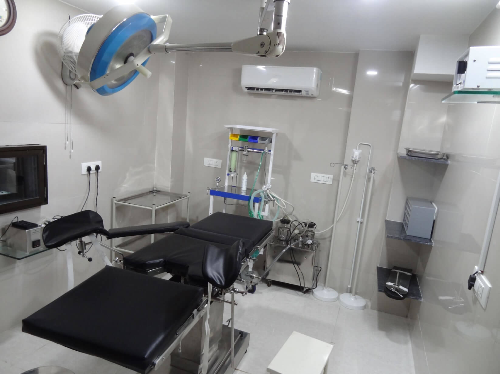 Patient checkup room- MotherCare IVF Surat